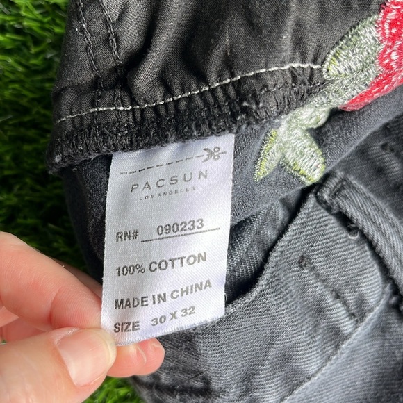 PACSUN Black Distressed Roses Jeans size 30 - Picture 9 of 12